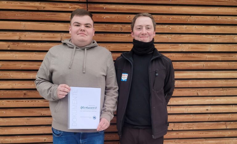 Justin Glaser (links) kann stolz sein auf seinen Gesellenbrief