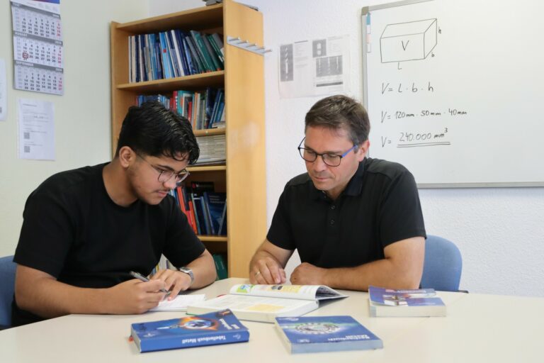 Stützlehrer Guido Bornemann (rechts) hat mit Yahia Hweidi alles aufgearbeitet, was der Jordanier in der Berufsschule nicht verstanden hat. (Foto: Jana Sudhoff)